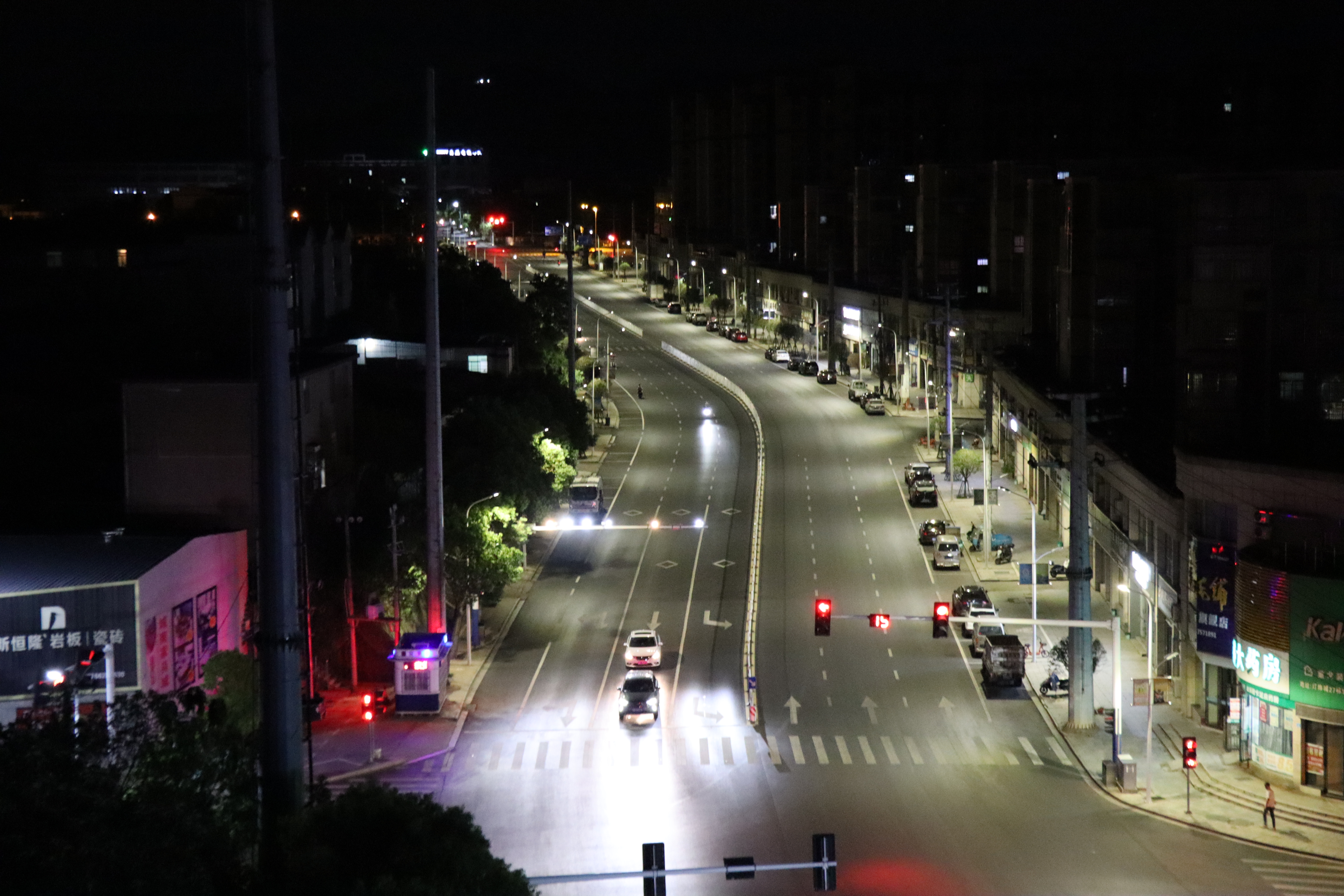 明珠大道路灯改造完美验收，开云·kaiyun(中国)官方网站电保安全节能路灯让每一度电都更有价值！